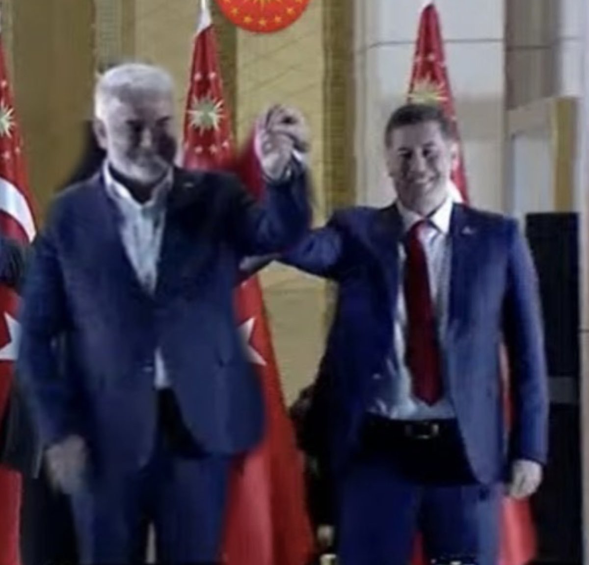 Resimde ne görüyorsunuz?
...

#HüdaPar #SinanOgan