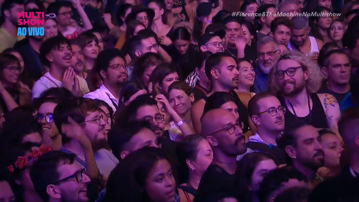 Georgealbuquerq's tweet photo. a cara dos povo quando a Florence pediu pra guardarem o celular pra curtir a musica na veia #MITANoMultishow https://t.co/QkMfscNKPZ