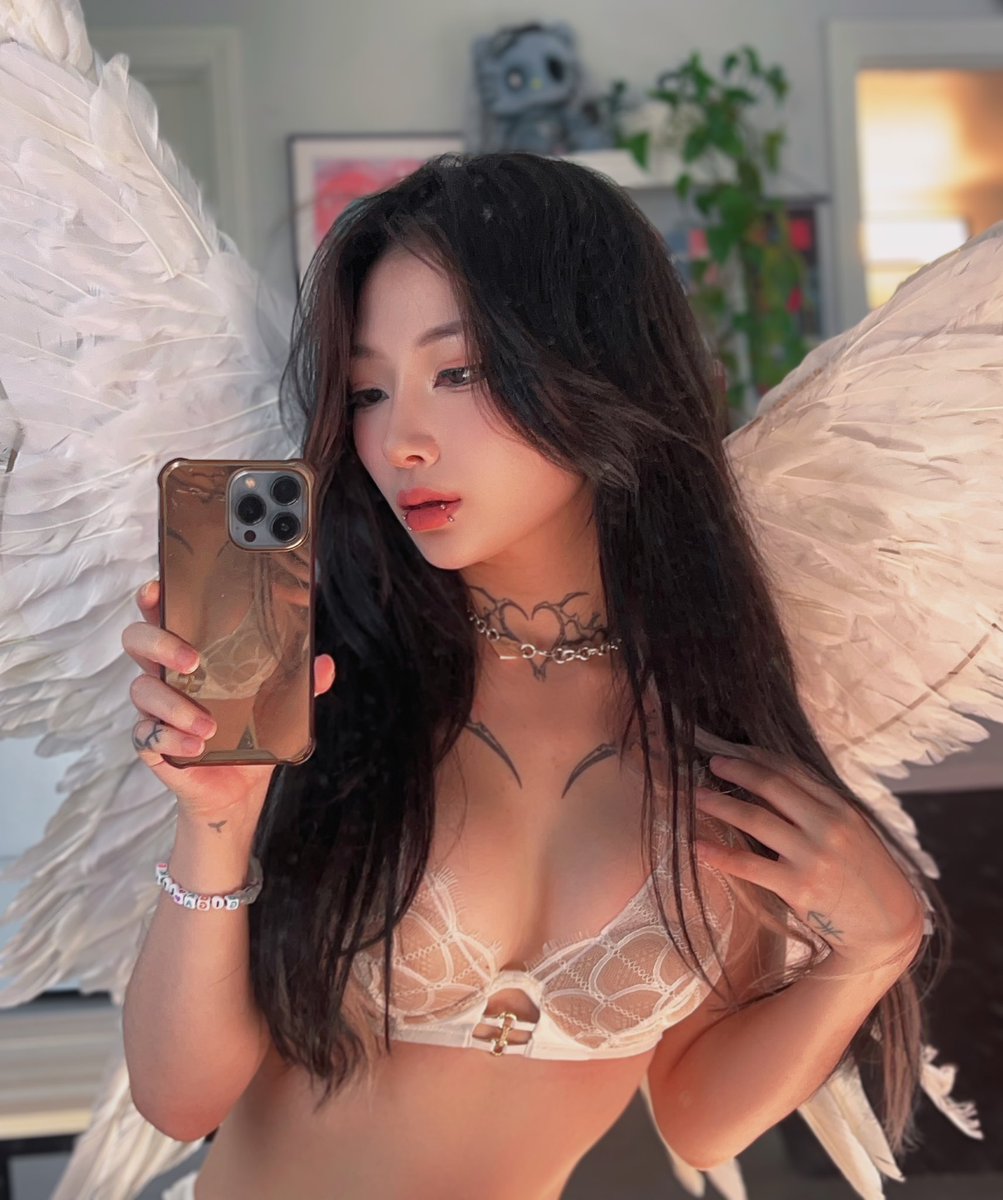Angel wings + golden lighting ??? ✨