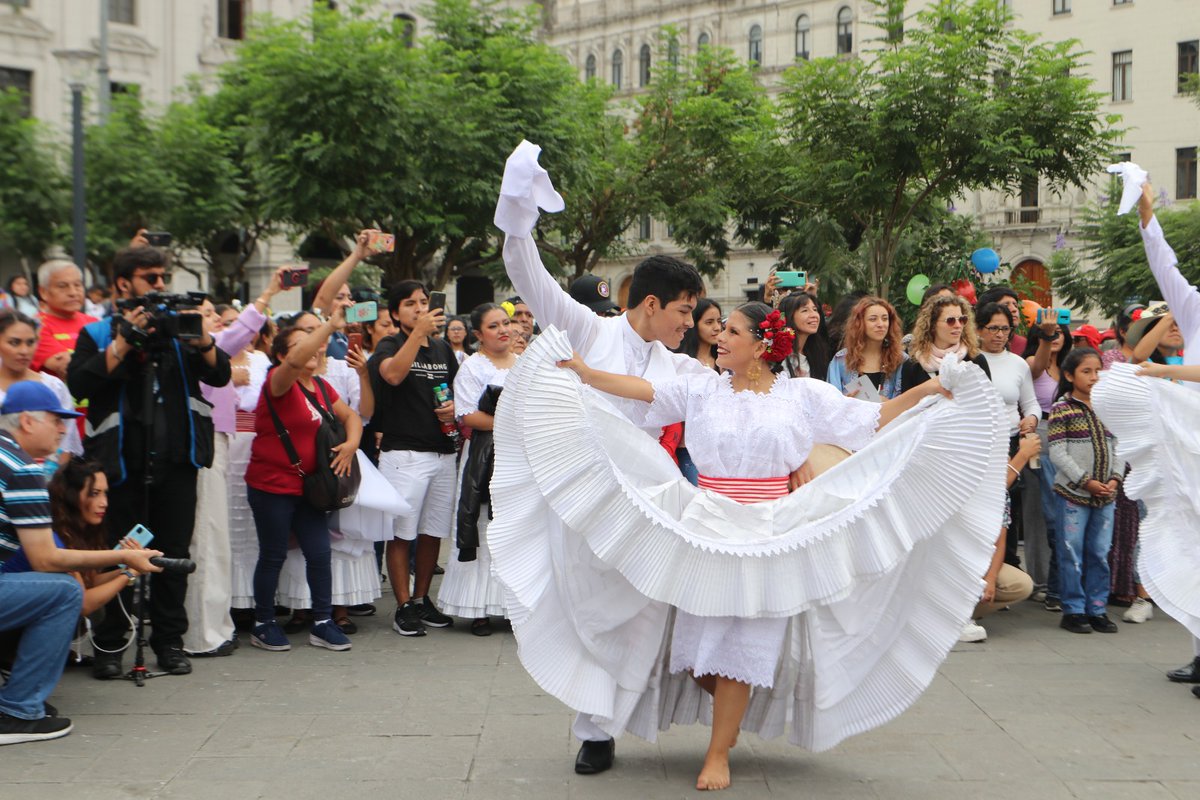 MuniLima's tweet photo. ¡Vivimos una tarde de fiesta y alegría en nuestro #PasacalleDominical! 🕺💃 Realizamos una nueva edición en el Centro Histórico, donde danzantes de diversas agrupaciones partieron desde el Parque de la Muralla hasta llegar a la Plaza San Martín. 🤳 ¡Mira las mejores postales! https://t.co/Dj2wWwfcvF