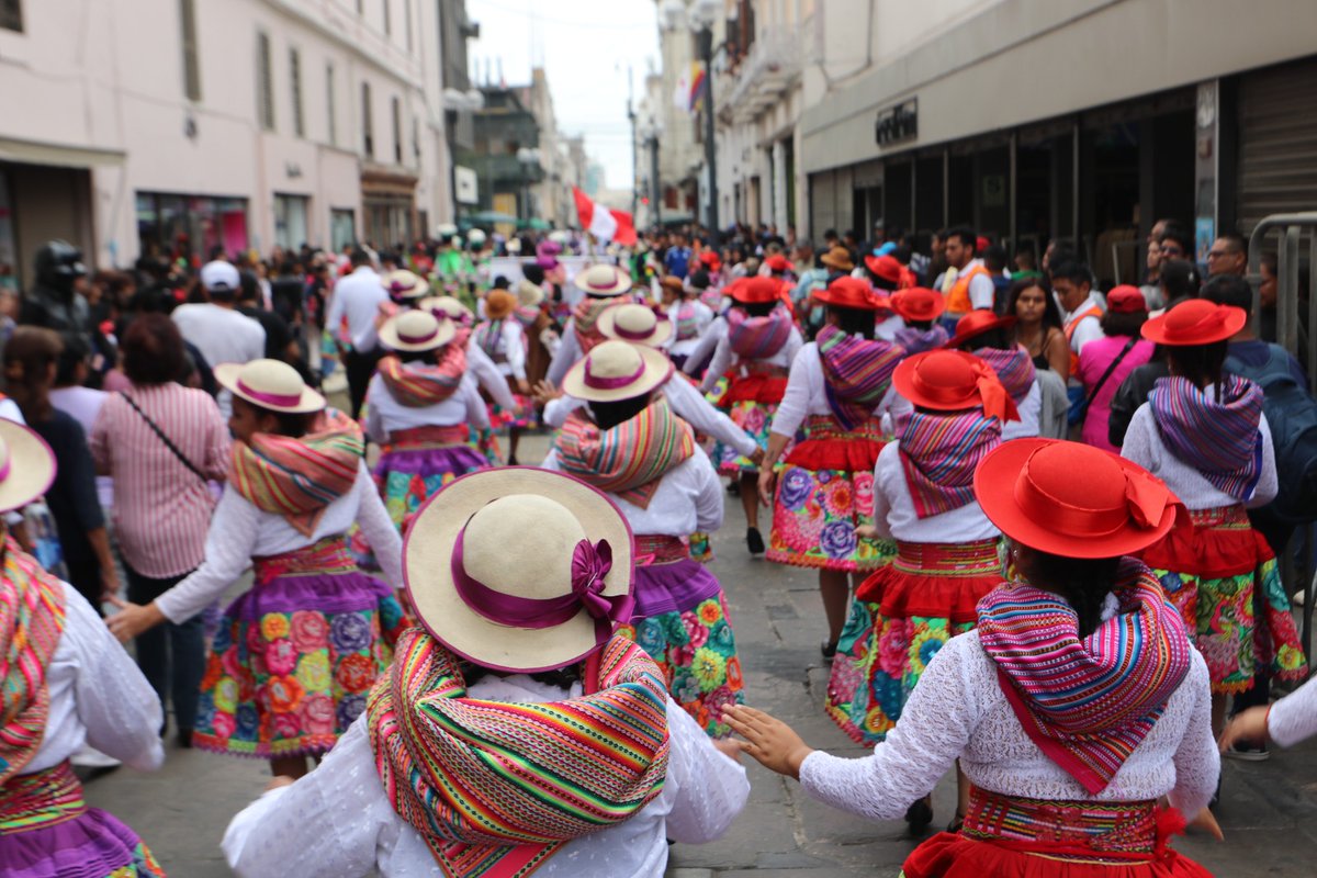 ¡Vivimos una tarde de fiesta y alegría en nuestro #PasacalleDominical! 🕺💃 Realizamos una nueva edición en el Centro Histórico, donde danzantes de diversas agrupaciones partieron desde el Parque de la Muralla hasta llegar a la Plaza San Martín. 🤳 ¡Mira las mejores postales!