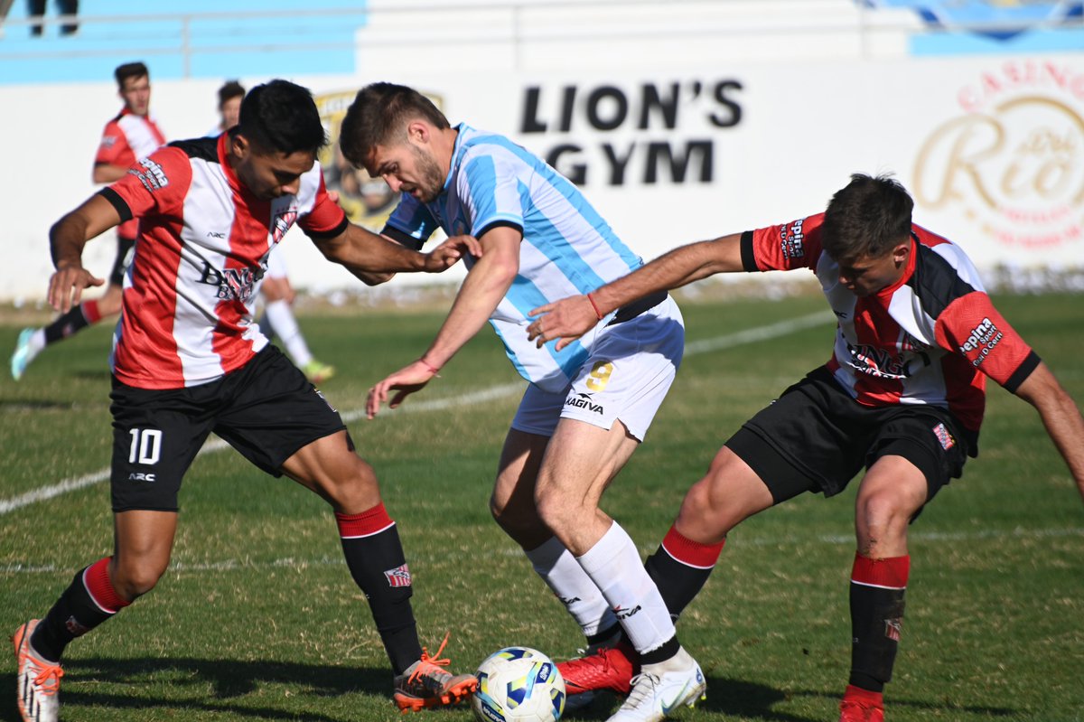 🇦🇷#FederalA. ¡Se reencontró con el triunfo!

Luego de tres derrotas consecutivas, el Albiceleste volvió a ganar y venció por la mínima a Sansinena.

SOL DE MAYO (Viedma) 1 - SANSINENA (General Cerri) 0

📷 Foto: <a href="/Soldemayoficial/">Sol de Mayo Oficial</a>.

LINK DE LA NOTA👇
ascensodelinterior.com.ar/noticias/31644…