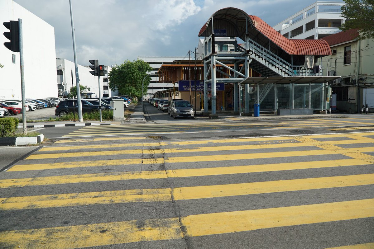 kaerumy's tweet image. Penang is another horrible example of car centric planning. Everything is designed for cars and traffic flow, not public transport or pedestrians. The pedestrian and cycling features are just fake decorations. LRT won't solve PT and a city designed for cars will always be ugly.