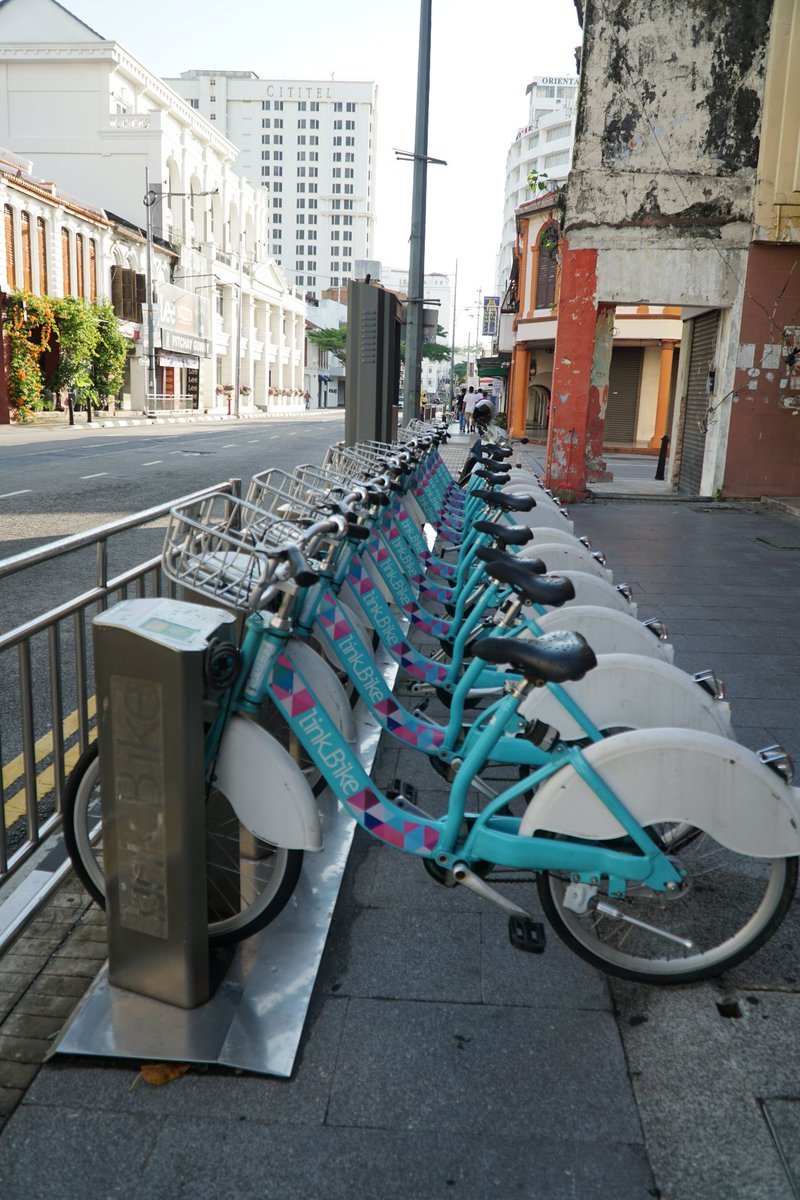 kaerumy's tweet image. Penang is another horrible example of car centric planning. Everything is designed for cars and traffic flow, not public transport or pedestrians. The pedestrian and cycling features are just fake decorations. LRT won't solve PT and a city designed for cars will always be ugly.