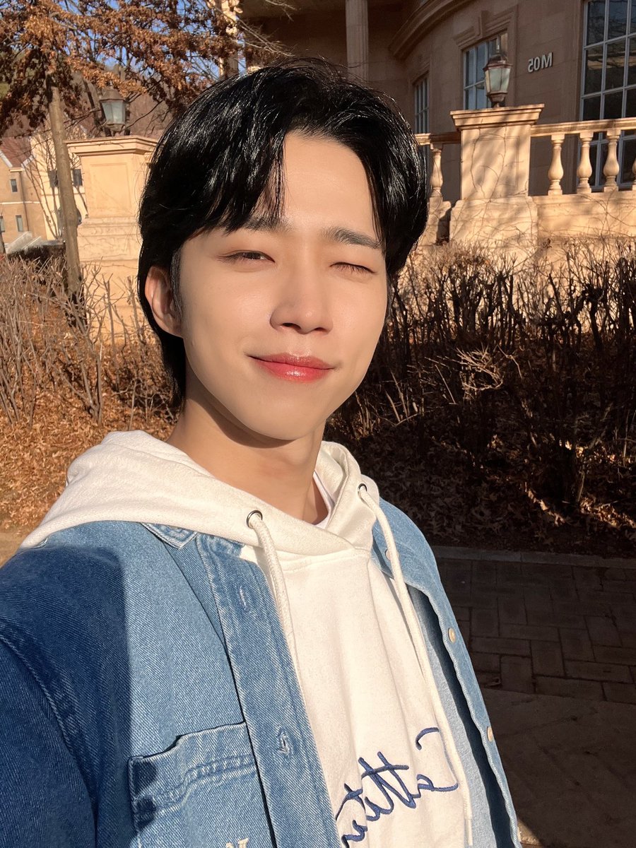 NFlyingofficial's tweet photo. [📸] 서동성 대신 전해드립니다.

오늘은 한 템포 쉬어가는 월요일😉
동성이 생각 2배로 하기💕

#NFlying #엔플라잉 #서동성 #SeoDongSung https://t.co/l9kDu089qJ