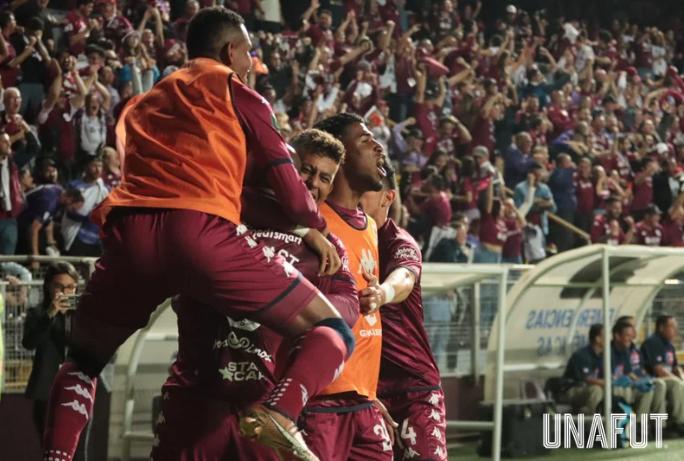 c_sandovalp's tweet image. Si había un equipo capaz de romper la estadística y la historia era #Saprissa
Otra vez @SaprissaOficial y la Cueva, otra vez #Saprissa y su afición.
Por 4° vez en la historia hay remontada en una final y por 1° vez se remonta el 1-0 de la ida.
¡Salud campeones, llegó la 38!