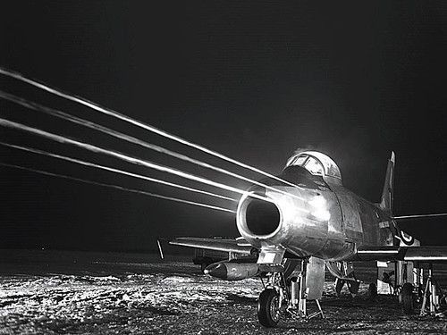 F-86 Sabre weapons test on the ground.

 #aviation #aviationlovers #aviationphotography #aviationdaily #aviationgeek #planes #planehistoria #history #twitterhistorian #aviationhistory