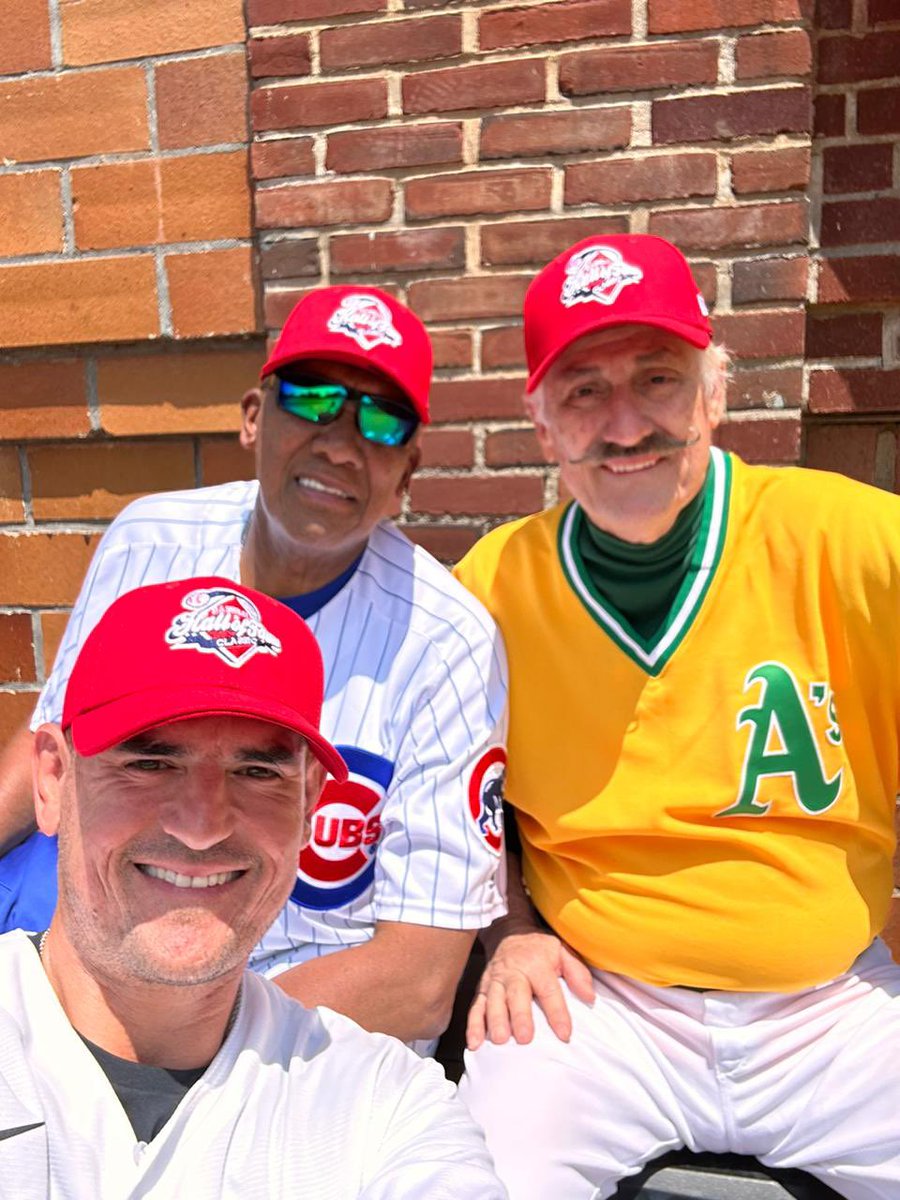 CAFERNANDEZR's tweet photo. #EsTiempoDeBeisbol y de felicitar a @jorge_cantu3 por su participación en el Clásico del @baseballhall con el #TeamBert venciendo al #TeamKitty
Además el #Bronco conectó HR y se tomó foto con Fergie Jenkins y Rollie Fingers entre los dos suman 398 victorias y dos premios Cy Young https://t.co/szTgFv1DgM