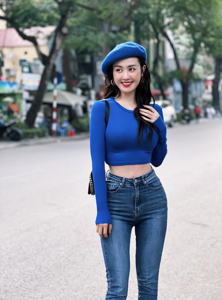k_arol209's tweet photo. My blue jeans https://t.co/WNNzGBfjh9