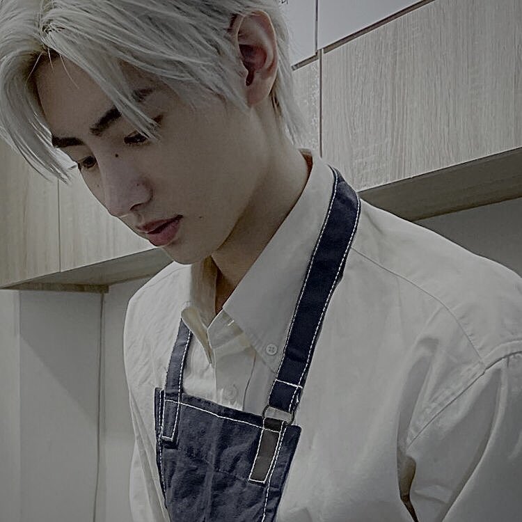 avarixtia's tweet image. ͏

͏ 

                  leandro      sns    update   
                  052923       ╱       10:09
                  Katipunan, Quezon City
 
͏ 

        Since I woke up early, I decided to
        try my luck at painting again. Good
        morning, everyone.  

͏ ͏