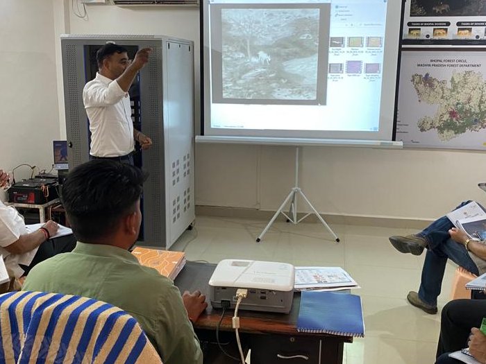NTCA members are on a 2-day visit to the urban #tiger landscapes around #Bhopal inspecting the e-Surveillance centre &amp; its role in monitoring #tigers. Further, members will look into the Human-tiger interface &amp; come up with measures/suggestions for effective management...