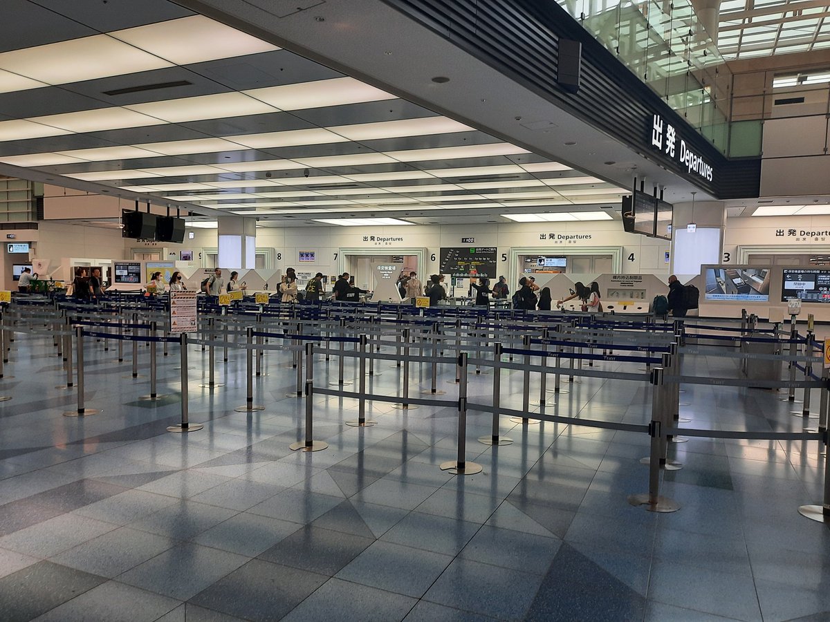 humtar0328's tweet photo. 一時帰国中。
様子を見にきてみた、
羽田空港国際ターミナル 出発ロビー
午前11時現在の様子。どこも
列は出来てませんね。 https://t.co/FzImH9M2vz