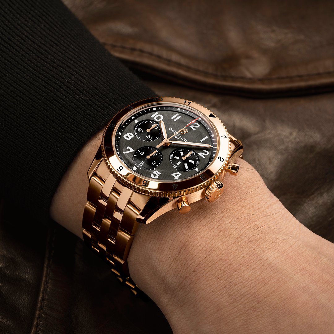 Breitling's tweet photo. Get to know the #ClassicAVI flight squad: #P51Mustang pays homage to the best all-around fighter plane of its era. It comes in stainless steel or this luxe 18k red-gold version.
Discover: https://t.co/0iKIoyzY92
#breitling #squadonamission #chronograph #pilotwatch #aviation https://t.co/QkuzbKtniD