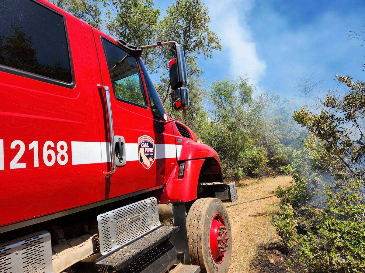 CALFIRE_ButteCo's tweet image. #BellFire (update) Firefighters have contained the fire to 1.8 acres. Units will continue to mop of the fire for next hour. The cause is under investigation.