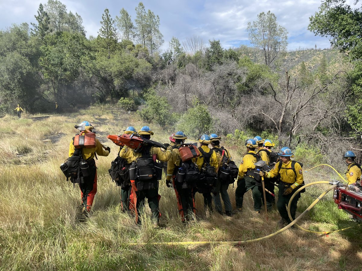 CALFIRE_ButteCo's tweet image. While firefighters were fighting the #BellFire, a separate fire was reported just down the street on Bell Ranch Rd. Firefighters were able to contain the second vegetation fire to 1/2 an acre. The cause is under investigation. #RanchFire