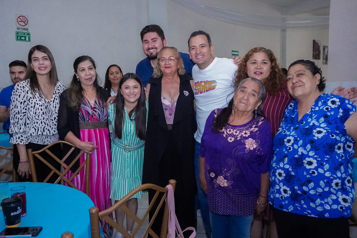 rocioglzcuu's tweet photo. Celebramos antes de acabar el mes, a las mamás líderes del sur del Municipio de Chihuahua.
Gracias a la Gobernadora @MaruCampos_G y al Alcalde @soyMarcoBonilla por su apoyo para realizar este bonito evento en el #Distrito8FedCuu
#Seguimos @CarlaRivasM https://t.co/8mZxruTW06