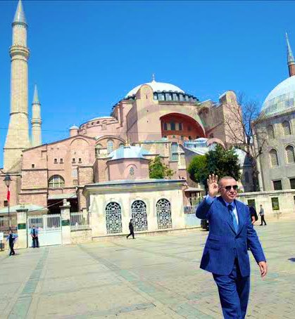 ‘’Delikanlım, işaret aldığın gün atandan,
Yürüyeceksin, millet yürüyecek arkandan,
Sana selam getirdim Ulubatlı Hasan’dan.
Sen ki burçlara bayrak olacak kumaştasın,
Fatih’in İstanbul’u fethettiği yaştasın.’’

İstanbul'un fethinin 570. yılı kutlu olsun!
#İstanbulunFethi