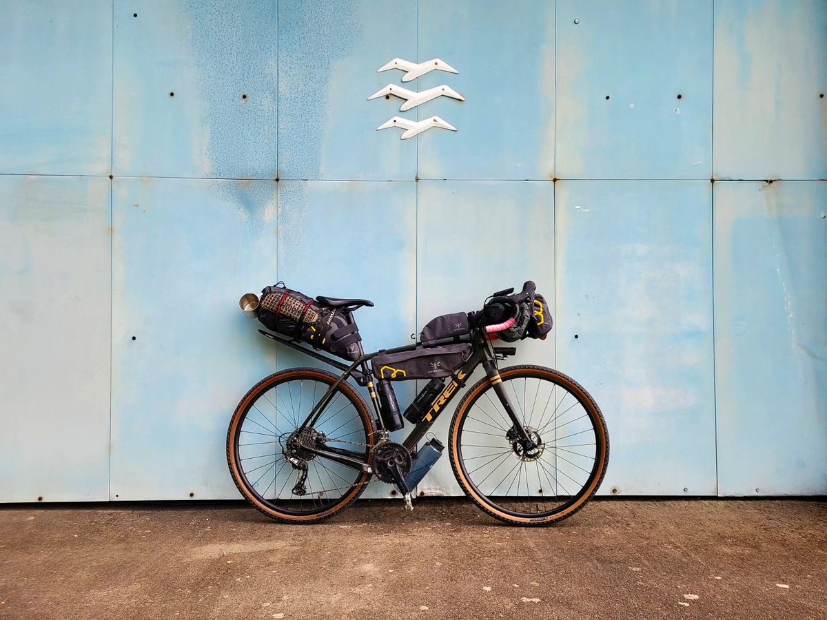 Vacationer #Bikepacking #Setup w/ <a href="/TrekBikes/">Trek Bicycle</a> x <a href="/FidlockBike/">Fidlock Bike</a> x <a href="/apidura/">APIDURA</a> in may 2023.