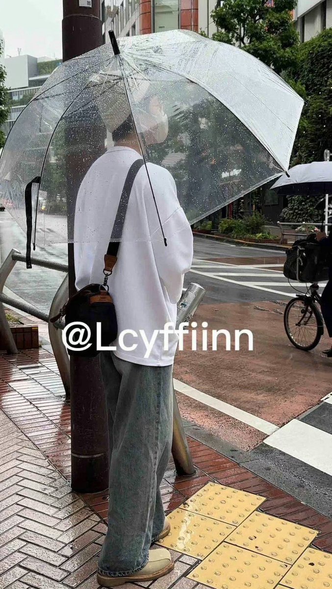 원우 주로 비니 속에 머리 다 넣고 썼는데 지금은 앞머리 짧아서 그런가 빼꼼 내놓고 다니는 거 왤케 귀엽지ㅋㅋㅋ 더 어려지셨음...