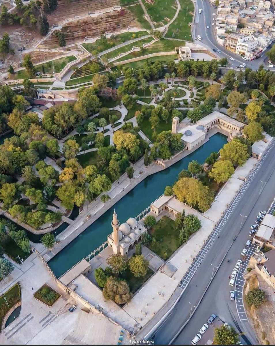 Selamünaleyküm 
Güzellik baktığın şeyde değil,
bakışında olmalı. 
Güzel olan yüz, 
gözünün gördüğü değil, 
gönül gözüyle gördüğündür...