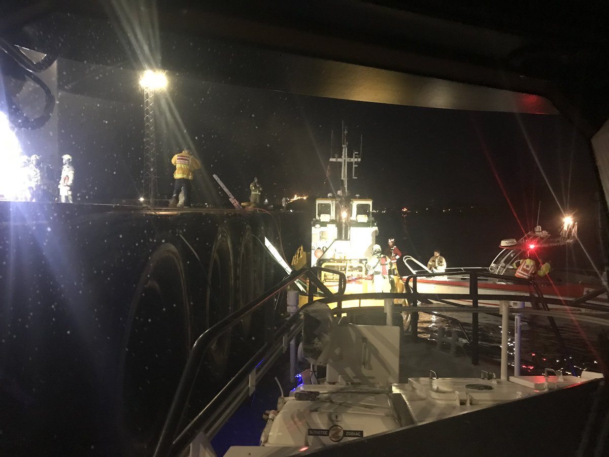 NSSR's tweet photo. #Redningsskøyta «Horn Rescue» fikk satt sleper og slept fartøyet inn til kai i #Haugesund. Bildet viser brannmannskaper i ferd med å slokke om bord i havaristen. #beredskap #pinse https://t.co/9Hy1n9hWAq