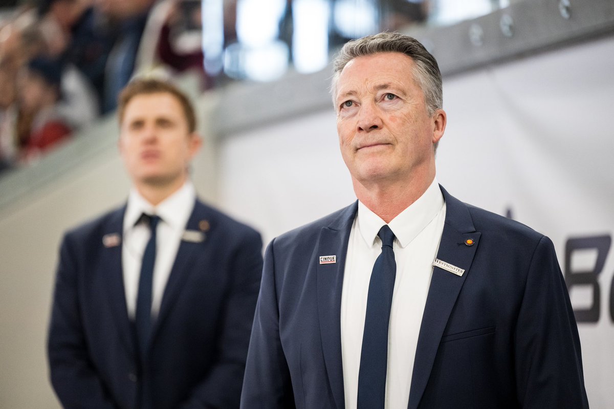 Harold Kreis erfüllte beim Empfang in München jedem Fan den Fotowunsch und hängte jedem, der ein Bild wollte sogar die Silbermedaille um. 

Höchstsympathisch. 🫶🧊
-
📸 <a href="/CityPress_GmbH/">City-Press GmbH</a>