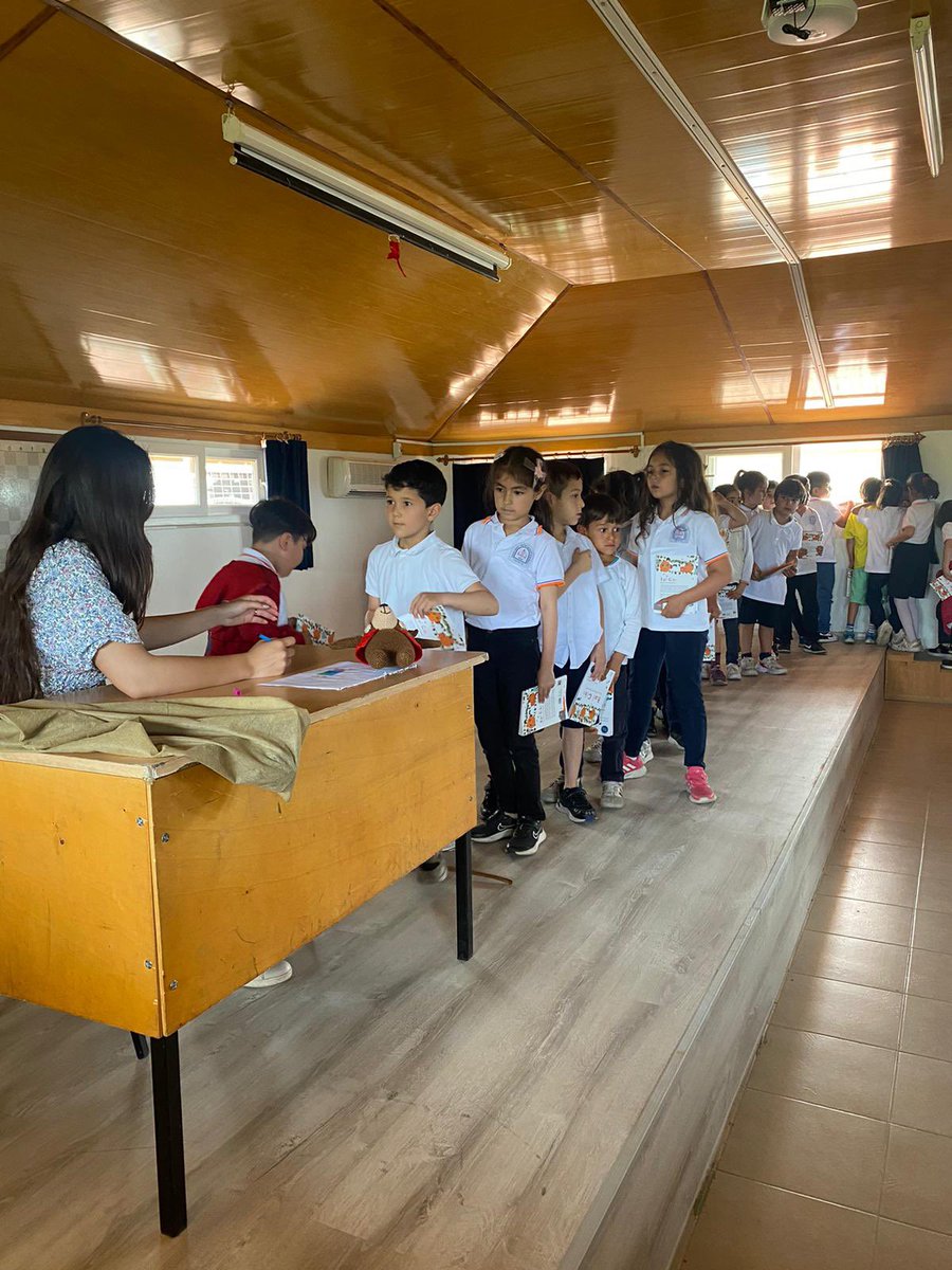 <a href="/Muglaokurgezer/">Mugla Okurgezeryazar Projesi</a> Projesi kapsamında Fethiye Kargı Şehit Refik Cesur İlkokulu öğrencileri  “Bal Gibi” kitabının yazarı Berfin Sıla KEPEZ ile söyleşi gerçekleştirdiler. <a href="/tcmeb/">Millî Eğitim Bakanlığı</a> <a href="/mugla_mem/">Muğla İl Millî Eğitim Müdürlüğü</a> <a href="/mugla_arge/">ArGe Muğla İl Milli Eğitim Müdürlüğü</a> <a href="/emrecay55/">Emre ÇAY</a> <a href="/memfethiye/">Fethiye İlçe Milli Eğitim Müdürlüğü</a>