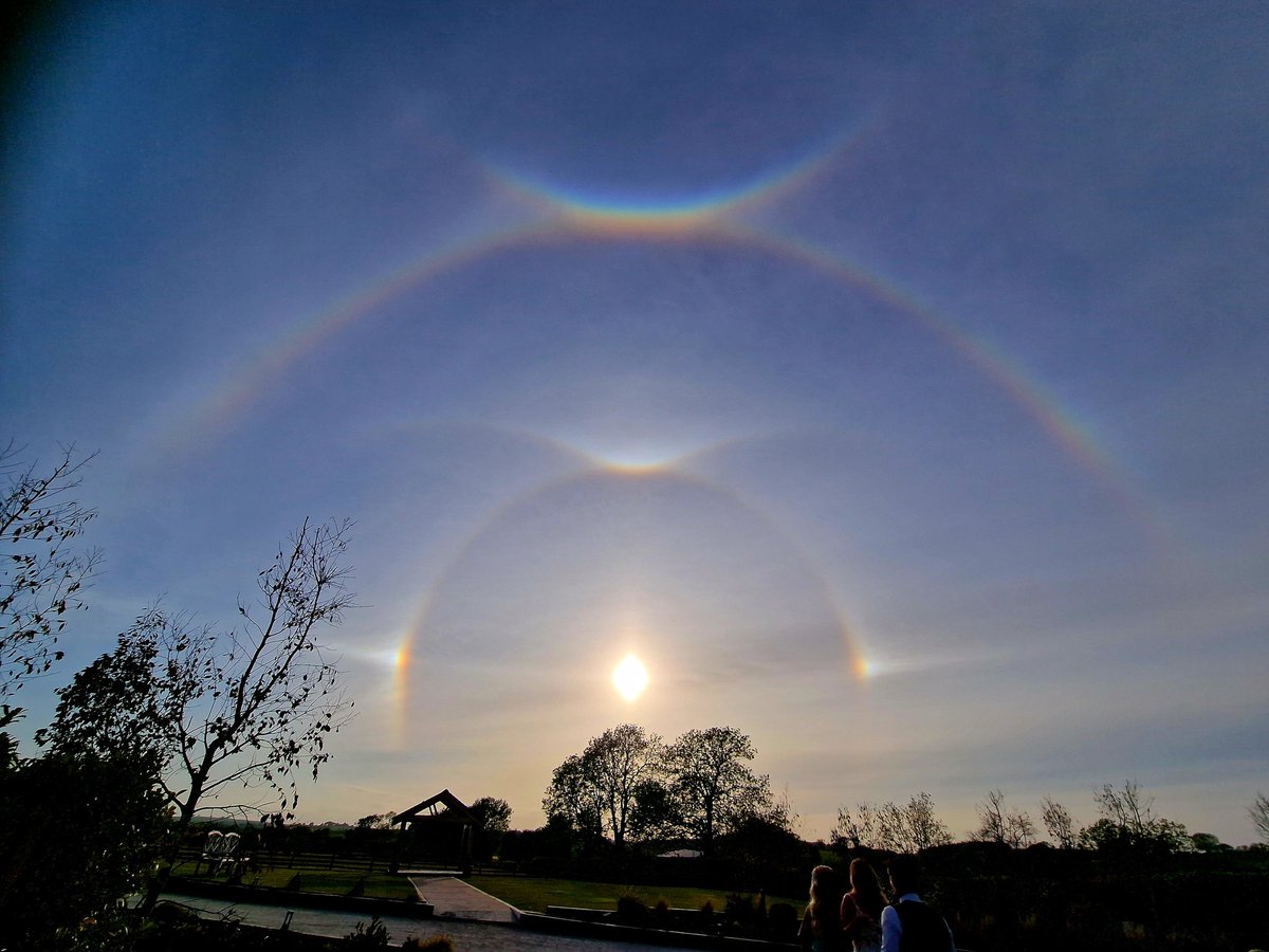 jonno22heather's tweet photo. @RMetS, look at this skyporn I witnessed in Cumbria yesterday at my sons wedding, it seemed all our passed relations made a appearance 😳 https://t.co/ns816RjWhE
