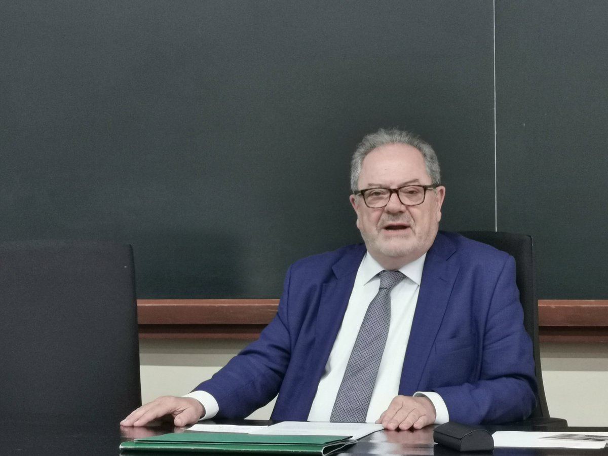 montetesmairal's tweet photo. El profesor Adolfo Sotelo Vázquez imparte su última clase de grado en el aula Joan Maragall sobre el último Clarín, desde un punto de partida autobiográfico. 

Gracias, Adolfo.

@FilComUB @UniBarcelona @craiublletres @master https://t.co/Sul75p44WX