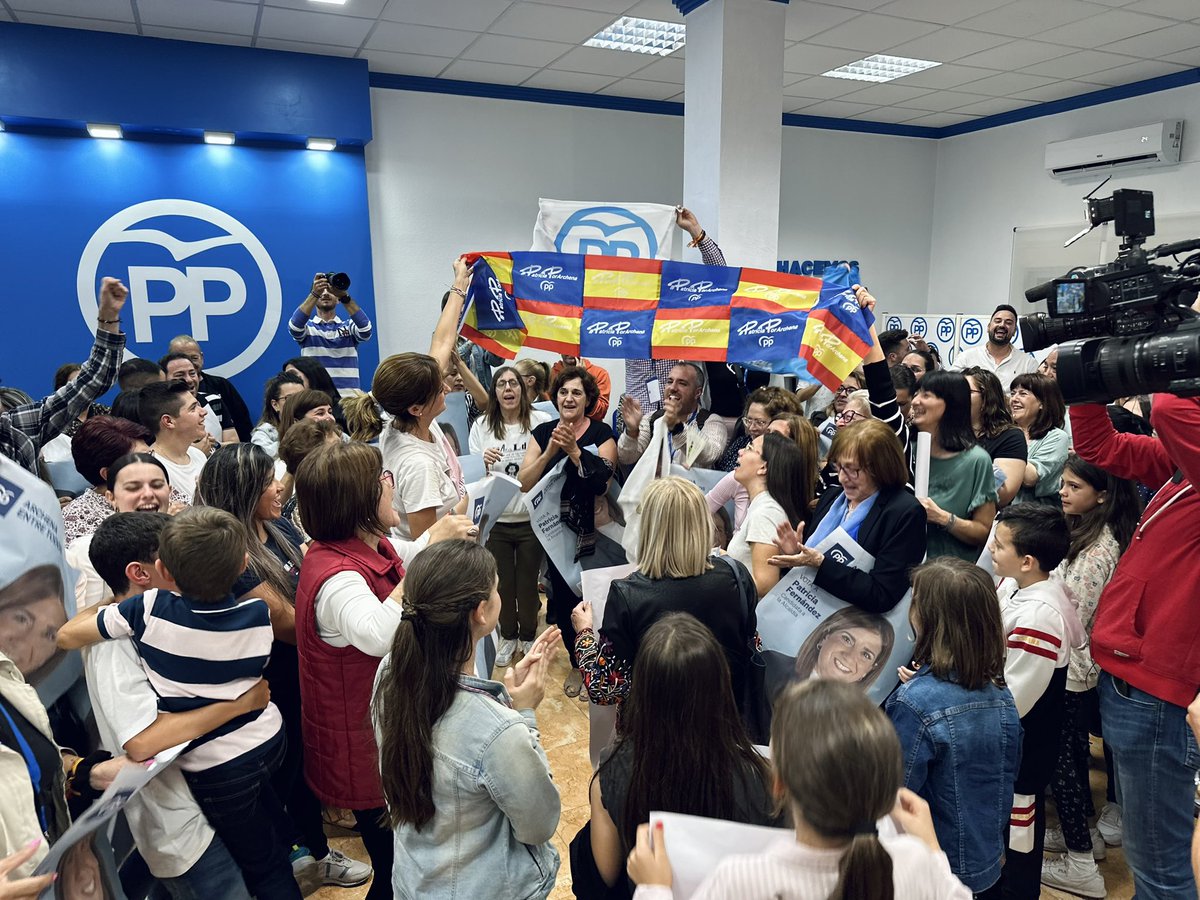 Patriciaflopez's tweet photo. ‼️𝐆𝐫𝐚𝐜𝐢𝐚𝐬, 𝐆𝐫𝐚𝐜𝐢𝐚𝐬 y 𝐆𝐫𝐚𝐜𝐢𝐚𝐬 ‼️

Resultado histórico del @PPArchena y OCTAVA mayoría absoluta con un 𝟲𝟬,𝟯𝟭% de voto. 

🤗 Ha ganado Archena 💙 https://t.co/Hn1BBkbjXd