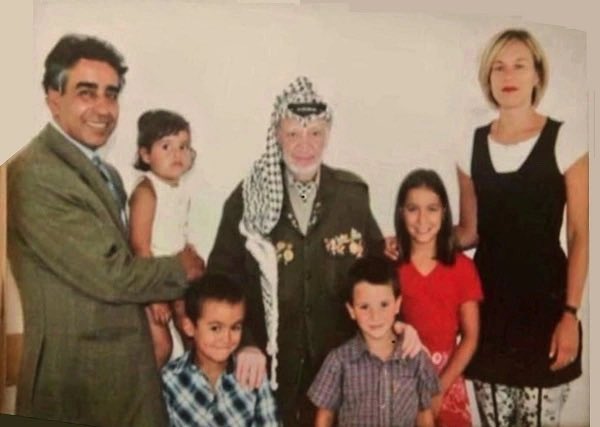 “De foto van haar en haar zoon met Yasser Arafat valt op.”

De bekende vpro foto met Arafat is dus blijkbaar niet de enige, waarom zet je meerdere foto’s van deze terrorist in je woonkamer ?
#Kaag #CollegeTour 

decorrespondent.nl/9747/wie-is-de…