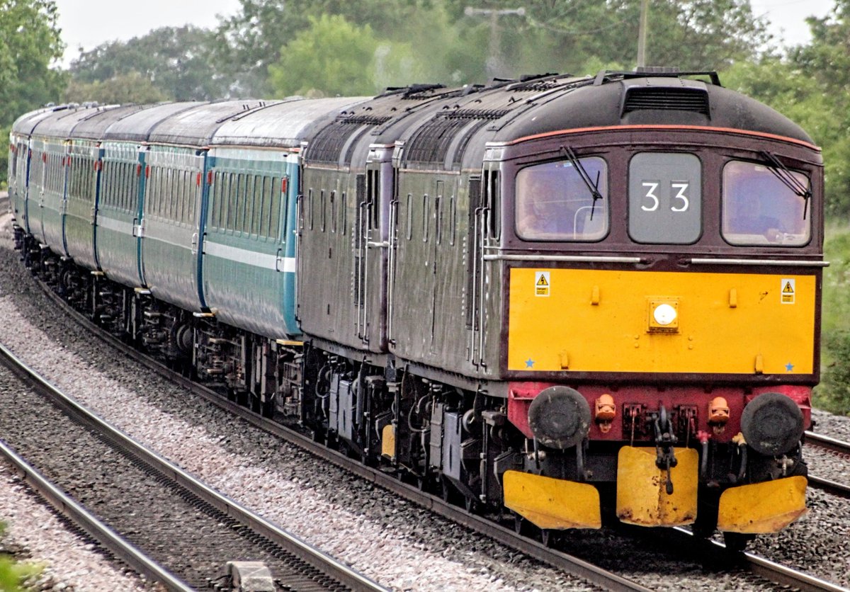 33025 & 33029 power past Elford with 1Z25 Burton-on-Trent to Paignton. 
#westcoastrailways
#class33

flic.kr/p/2oDBFYk