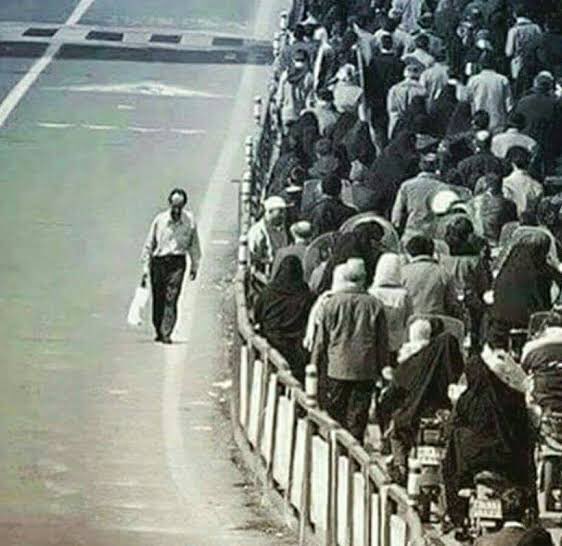 Sol__Yumruk's tweet photo. “Bazen tek başına yürümek yanlış yöne giden bir kalabalığın içinde olmaktan daha iyidir.”

Onurluyum, Gururluyum ✌️ https://t.co/dBLPAs0BoF