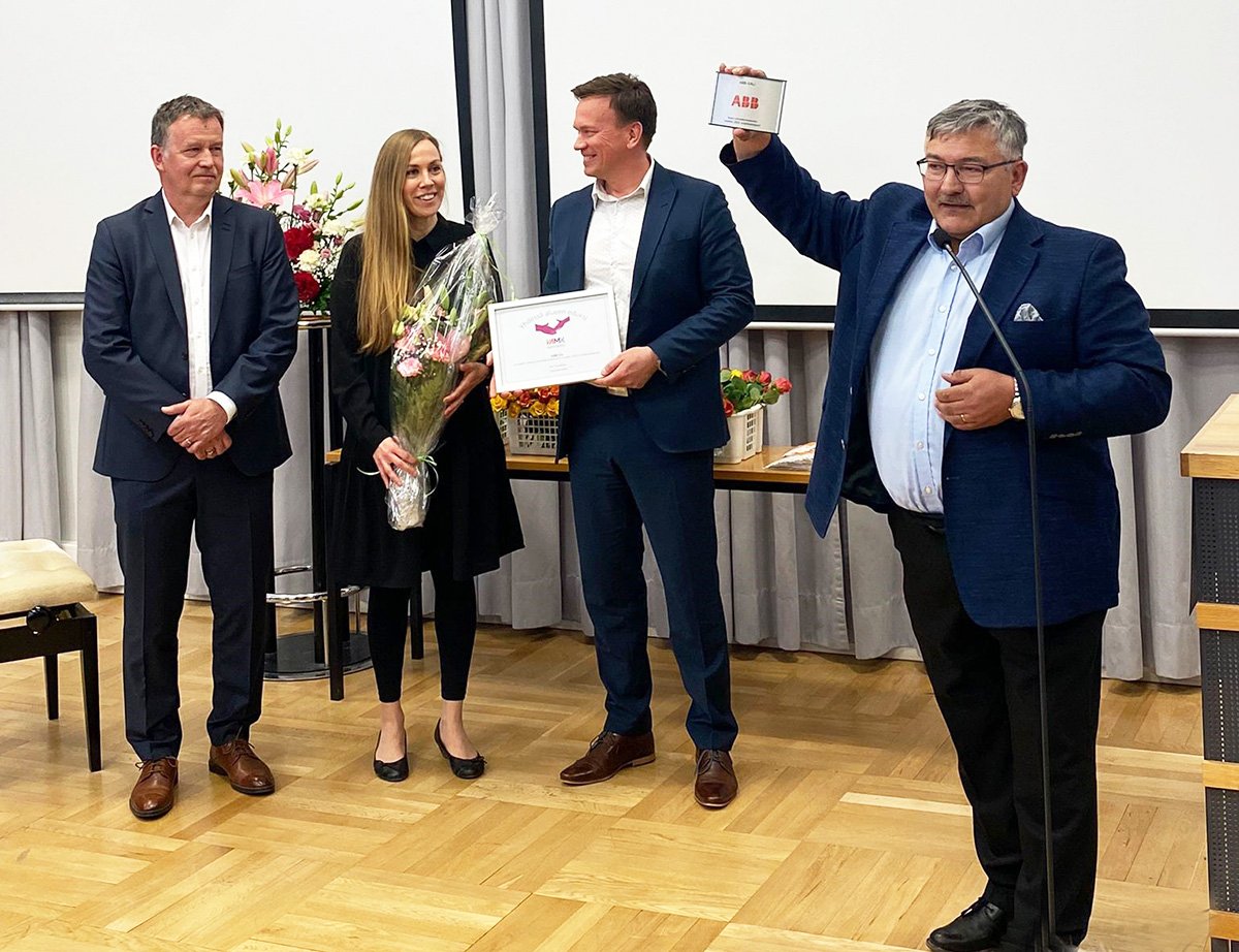 ABBSuomi's tweet photo. Kevät on juhlan aikaa! ABB Oy:llä oli kunnia olla mukana Vaasan ammattikorkeakoulun valmistujaistilaisuudessa, jossa saimme iloksemme vastaanottaa VAMK:n vuoden 2023 avainkumppanin tunnustuksen. Kiitos #VAMK ja lämpimät onnittelut kaikille valmistuneille! #oppilaitosyhteistyö https://t.co/K48kzpOYI5