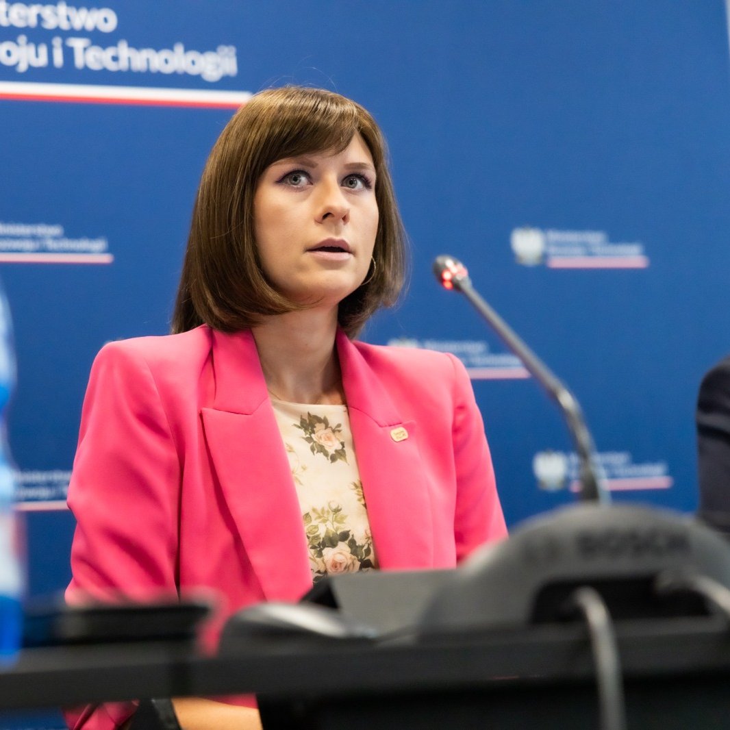 MRiTGOVPL's tweet photo. W #MRiT z udziałem wiceminister @Kamila_E_Krol  trwa spotkanie nt. pakietu ułatwień dla przedsiębiorców, który ułatwi prowadzenie firmy w #PL. #ProstyBiznes

✅Łatwiejsze pierwsze kroki w biznesie
✅Prostsze zasady prowadzenia firm
✅Sprawna sukcesja w firmie 
✅Przyjazne prawo gospodarcze