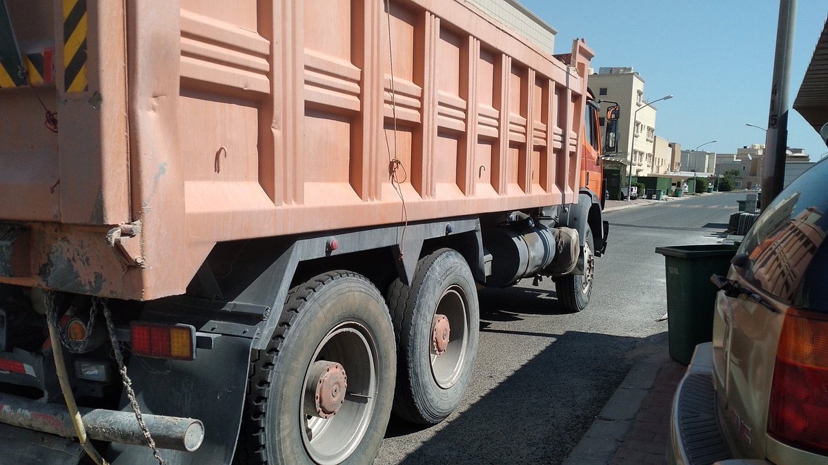 سيارة نساف صغير وكبير رمل مغسول رمل عادي سلبوخ انقاض طراب زراعي 97750050