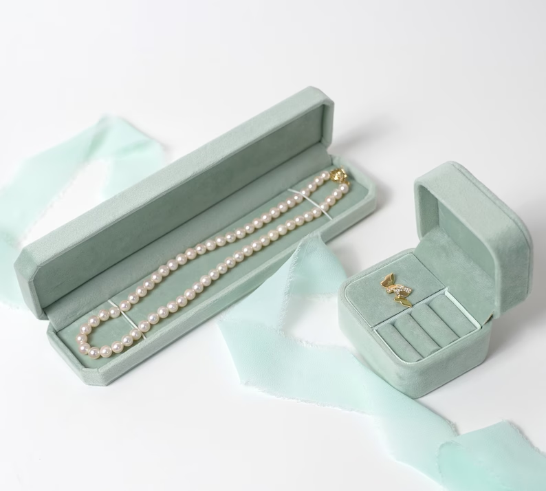 ForestPackage's tweet image. Introducing our custom velvet ring box and necklace box - the perfect way to showcase your favorite jewelry pieces! 💎
With customizable options for color and finish, you can create a one-of-a-kind look for your precious jewelry. 
#CustomJewelryBoxes #VelvetRingBox #NecklaceBox