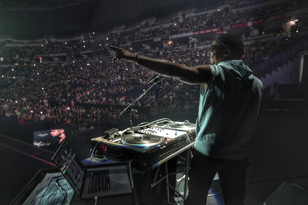 Second night inside of @coliseopr and it was the best night to me. The vibe was like no other. Thank you #pr Also thank you @rh_byoms for the bracelets!!!!
#djmad #romeosantos #djcitylatino #seratodj @djcitylatino