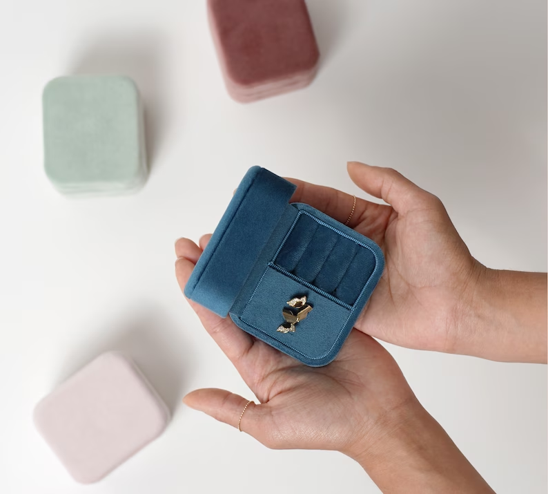 ForestPackage's tweet image. Introducing our custom velvet ring box and necklace box - the perfect way to showcase your favorite jewelry pieces! 💎
With customizable options for color and finish, you can create a one-of-a-kind look for your precious jewelry. 
#CustomJewelryBoxes #VelvetRingBox #NecklaceBox