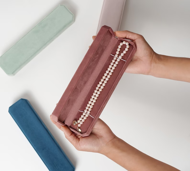 ForestPackage's tweet image. Introducing our custom velvet ring box and necklace box - the perfect way to showcase your favorite jewelry pieces! 💎
With customizable options for color and finish, you can create a one-of-a-kind look for your precious jewelry. 
#CustomJewelryBoxes #VelvetRingBox #NecklaceBox