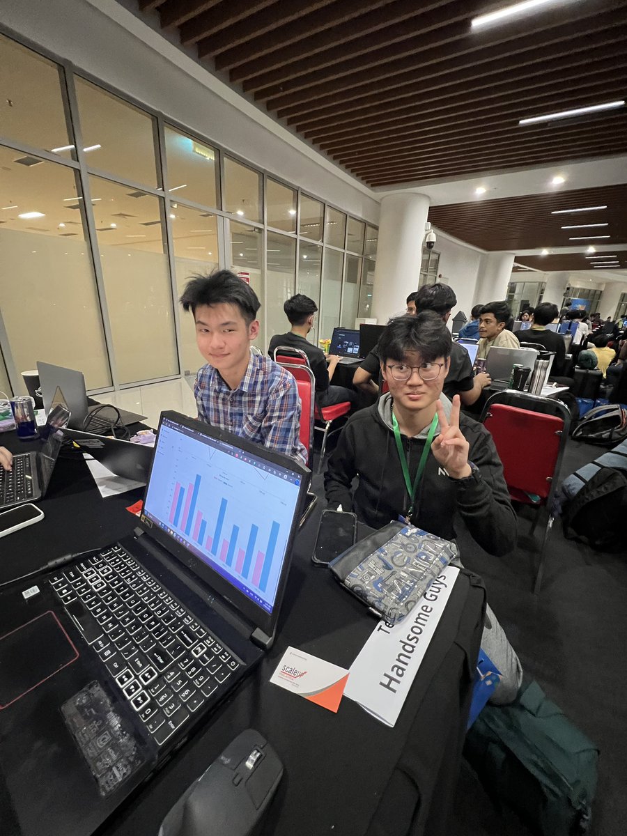 jomhackmy's tweet photo. Teams going strong around 2am at #PayHack2023! https://t.co/2tyVdsTGP0
