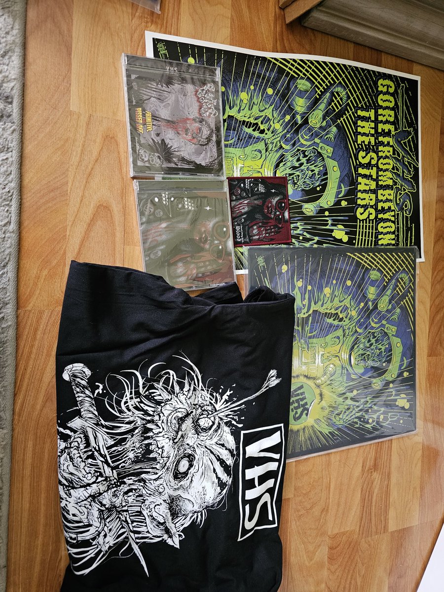 Big thank you to @VHS_HORROR for all the extra stuff they threw in to my order. All I ordered was the shirt and record. Had no reason to add to it but they did anyway.