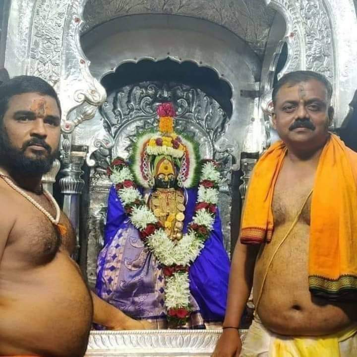 icsinsystems's tweet photo. वैदिक धर्म के लोग खुद कपड़े नहीं पहनते मूर्तियों को क्यों पहनाया जाता है??? कियू की प्रतिमा में बुद्ध हैं। https://t.co/KHeuWt58t2