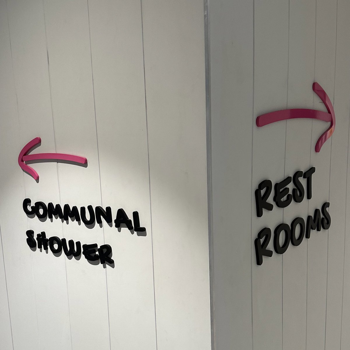 รีวิวห้องอาบน้ำชั้น 3 ของห้างย่านสีลมจากการไปวิ่งสวนลุมแล้วอยากหาที่อาบน้ำ ที่อาบน้ำนี้สามารถเดินจากทางเชื่อมของ BTS เข้าไปที่ชั้น 3 ของห้างได้เลย เดินตามป้ายไปห้องน้ำก็จะเจอทางแยก เขียนว่า Rest room กับ Communal Shower ให้เดินตามป้ายเข้าไปเลย