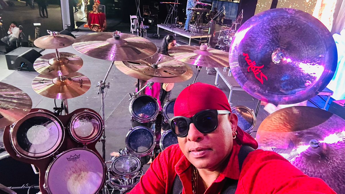 drumssivamani's tweet photo. Backstage Moments ...with all these wonderful people..my new @ZildjianCompany cymbals and the one and only @MusicThaman
#rhythmisgod https://t.co/sqTnO8ZSJH