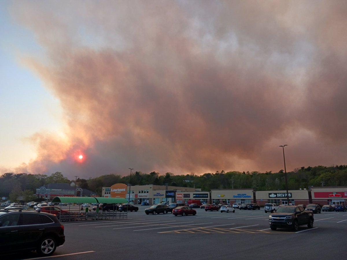 Ray_Mac_'s tweet photo. It's been a scary day here with no end in sight. Bags are packed and documents are collected here in Bedford just in case we have to evacuate 😖 #TantallonFire #HfxFire #Evacuation #Scary https://t.co/rbnjuf5gOh