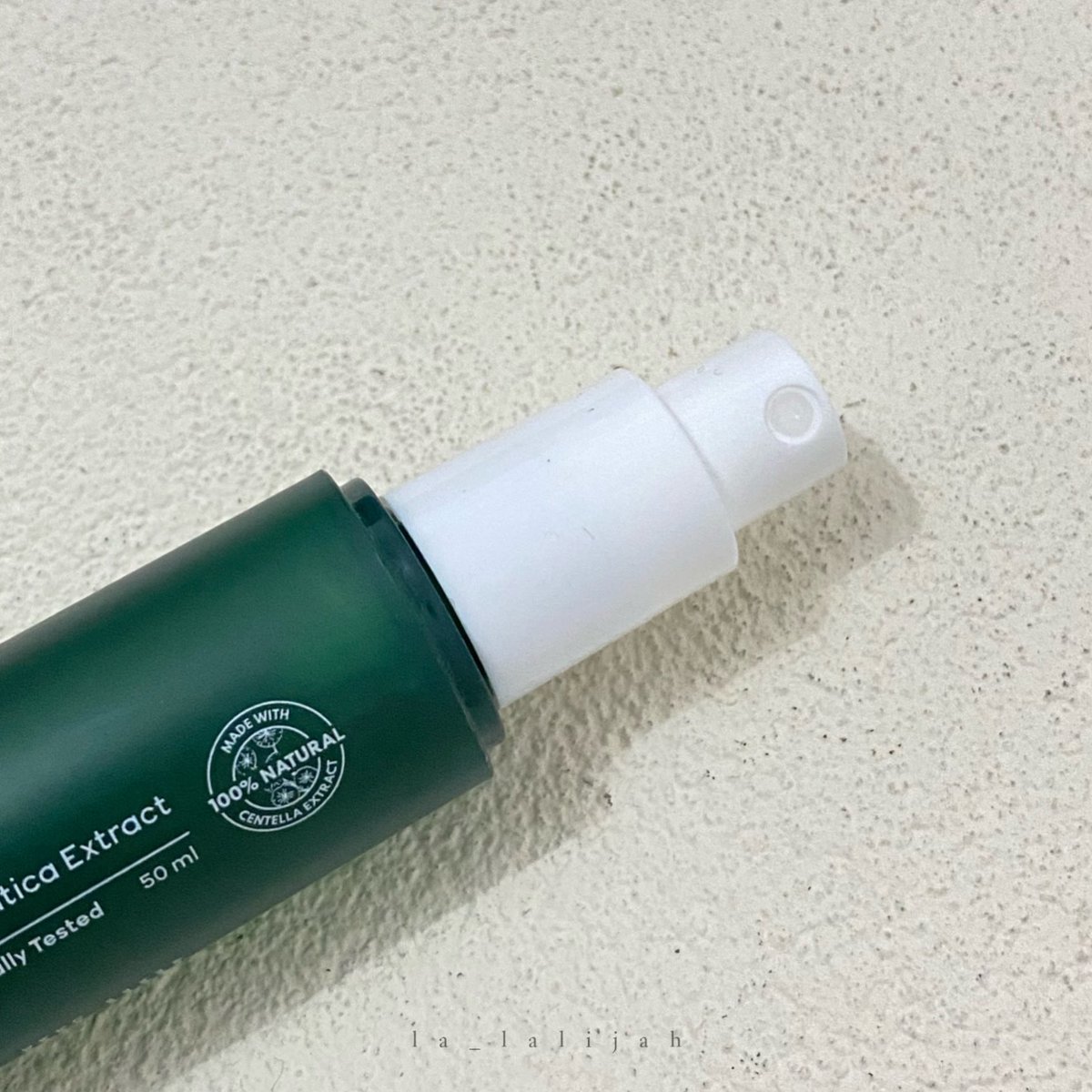 la_lalijah's tweet photo. Mandi pakai sabun aja ternyata kurang untuk punggung aku😭 Faktor keringetan kadang bikin ada jerawat atau biang keringet yg bahkan bisa bikin gatel dan jadi luka krn digaruk.

Aku mau #racuninbodycare dari NPURE ini!🫶 https://t.co/w7DcGuBjcB