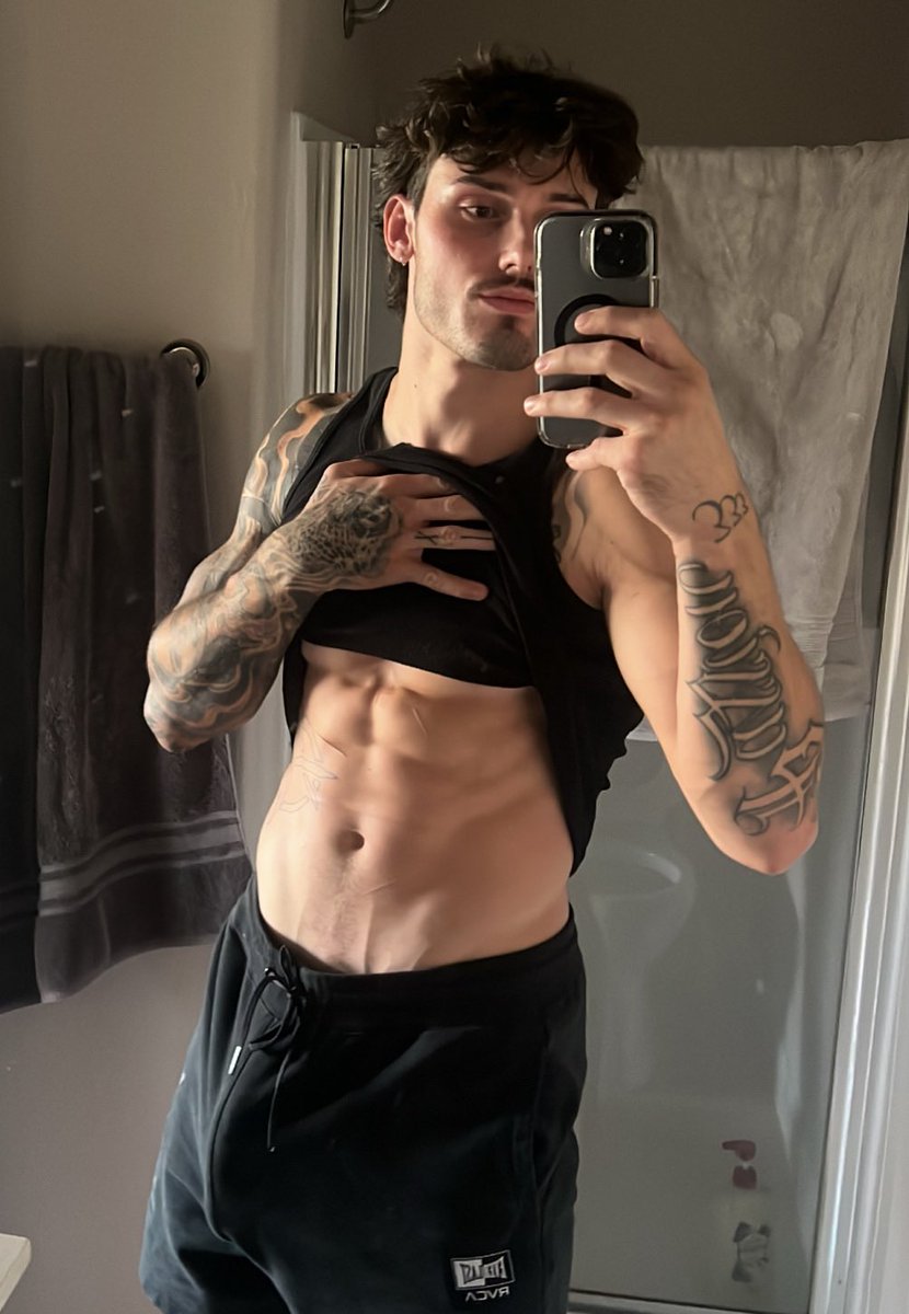 31595Sema's tweet photo. My OF is better 😦⬇️ #fitness https://t.co/GNlicCT69l https://t.co/H4JZyrGzso