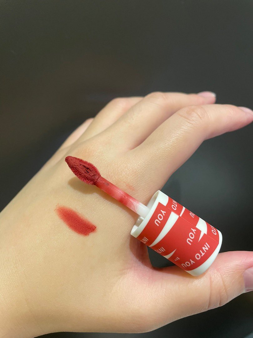 Korang.. ni haa.. Lip Mud Lipstick laku keras, wife ckp pkai lipstick ni best sungguh. Smooth je kat bibir. Korang sbg suami mithali, beli la 1 bg kat wife korg pakai. confirm diorg suka gile. 😘

shope.ee/3prxtfzatU

#thecoloristmalaysia #shopeerayasales @thecoloristmalaysia