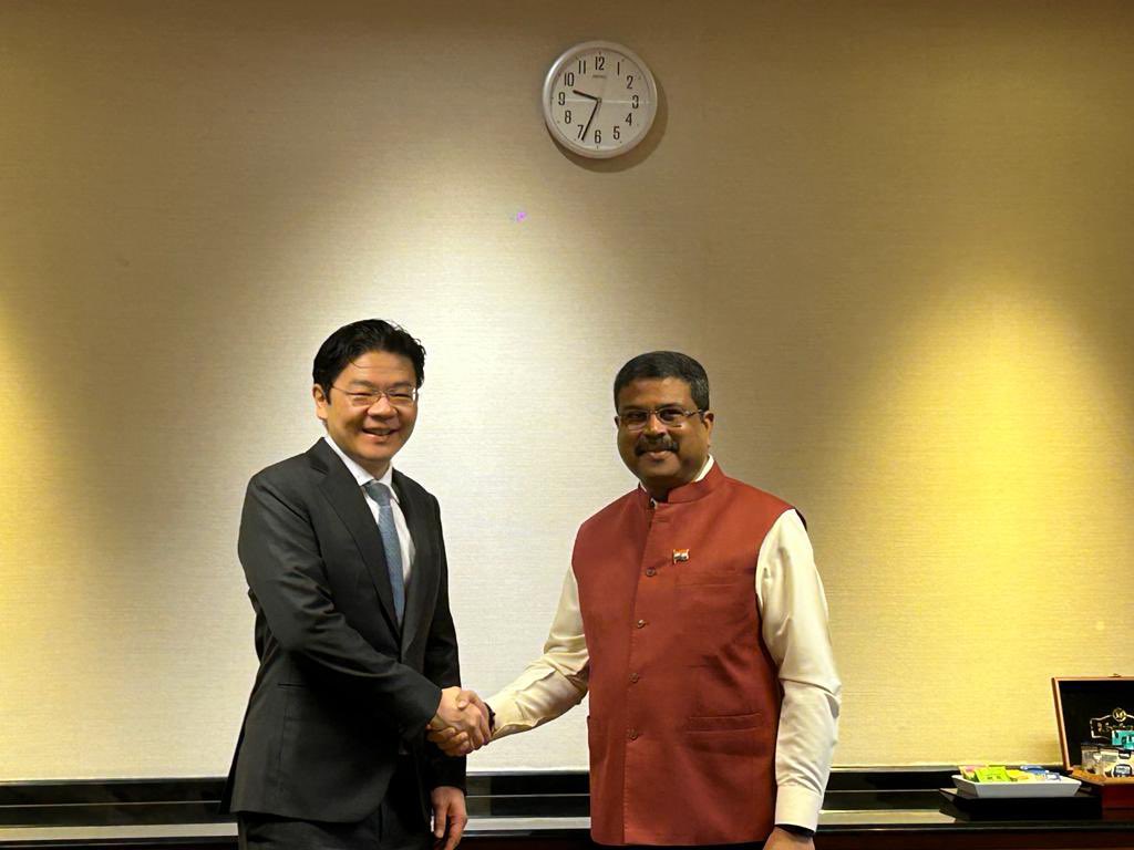 dpradhanbjp's tweet photo. Pleasure meeting DPM &amp; Minister for Finance, Singapore, @LawrenceWongST. Fruitful discussions on strengthening the existing cooperation between 🇮🇳 and 🇸🇬 and deepening engagements in skill development as well as technical and vocational education. https://t.co/1a0VVuoq5C